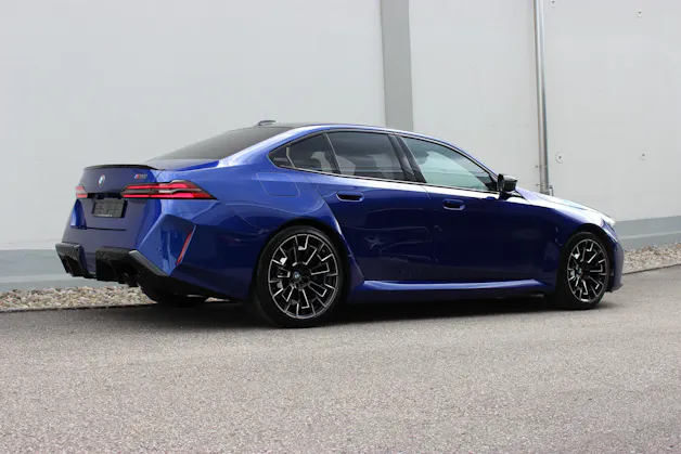 BMW M5 xDrive *M Marina Bay Blau metallic*