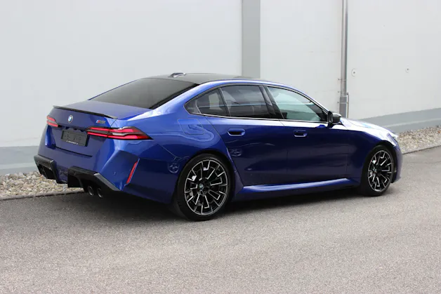 BMW M5 xDrive *M Marina Bay Blau metallic*