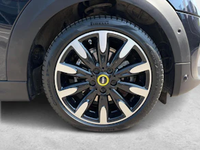 https://vehicle.imgix.net/4429255/965c16eb-1e32-4582-9c81-758a6753a89d.jpg