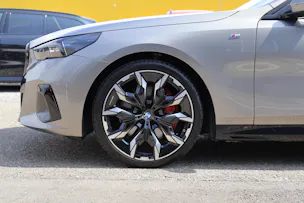 BMW 540d xDrive Touring M Sport Pro * ICONIC GLOW * BELÜFTETE SITZE * AHK * BMW INDIVIDUAL FELGEN *