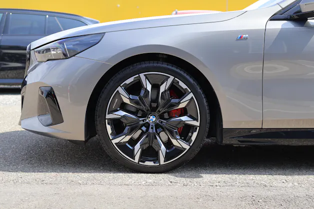 BMW 540d xDrive Touring M Sport Pro * ICONIC GLOW * BELÜFTETE SITZE * AHK * BMW INDIVIDUAL FELGEN *