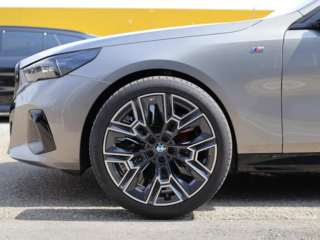 BMW 540d xDrive Touring M Sport Pro * ICONIC GLOW * BELÜFTETE SITZE * AHK * BMW INDIVIDUAL FELGEN *
