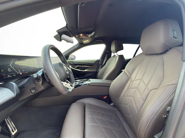 BMW 540d xDrive Touring M Sport Pro * ICONIC GLOW * BELÜFTETE SITZE * AHK * BMW INDIVIDUAL FELGEN *