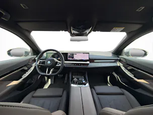 BMW 540d xDrive Touring M Sport Pro * ICONIC GLOW * BELÜFTETE SITZE * AHK * BMW INDIVIDUAL FELGEN *