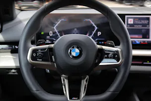 BMW 540d xDrive Touring M Sport Pro * ICONIC GLOW * BELÜFTETE SITZE * AHK * BMW INDIVIDUAL FELGEN *