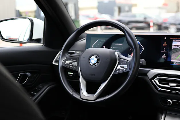 BMW 320d xDrive Touring * Elektrische Sitzverstellung mit Memory * Panorama * AHK * Head-Up Display *