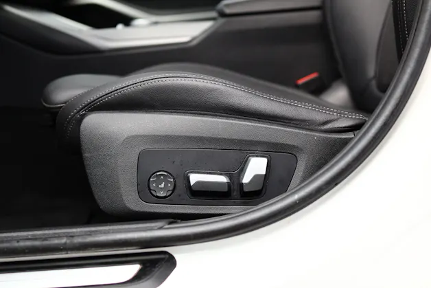 BMW 320d xDrive Touring * Elektrische Sitzverstellung mit Memory * Panorama * AHK * Head-Up Display *