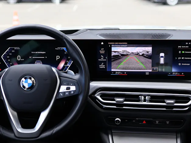 BMW 320d xDrive Touring * Elektrische Sitzverstellung mit Memory * Panorama * AHK * Head-Up Display *