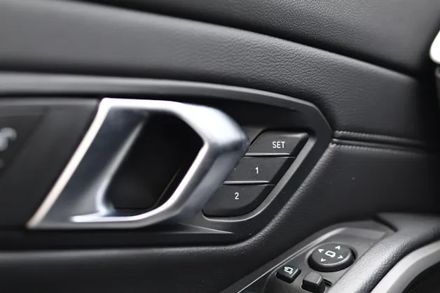 BMW 320d xDrive Touring * Elektrische Sitzverstellung mit Memory * Panorama * AHK * Head-Up Display *