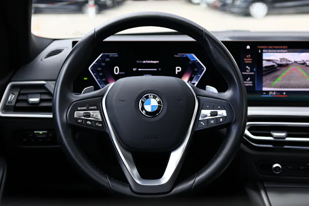 BMW 320d xDrive Touring * Elektrische Sitzverstellung mit Memory * Panorama * AHK * Head-Up Display *