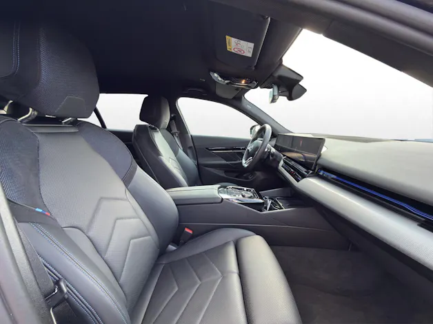 BMW 540d xDrive Touring M Sport Pro * ICONIC GLOW * BELÜFTETE SITZE * AHK *