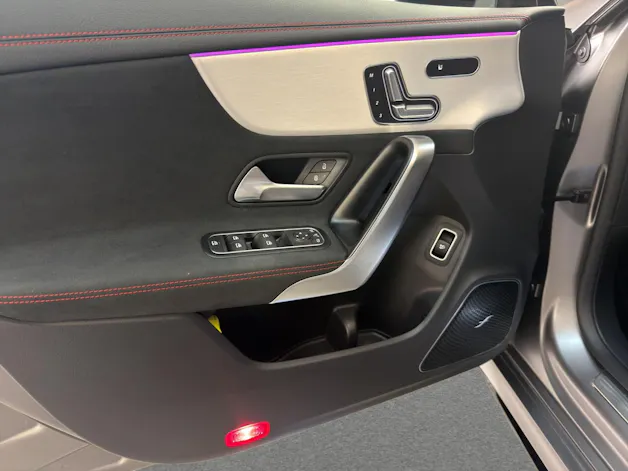 Mercedes-Benz CLA 35 4M - AMG / DISTRONIC / Rückfahrkamera / Panorama-Dach
