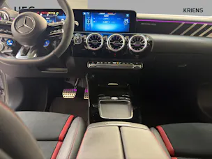 Mercedes-Benz CLA 35 4M - AMG / DISTRONIC / Rückfahrkamera / Panorama-Dach