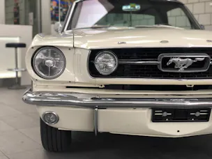 Ford MUSTANG V8