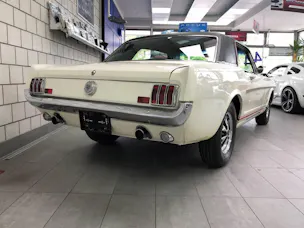 Ford MUSTANG V8