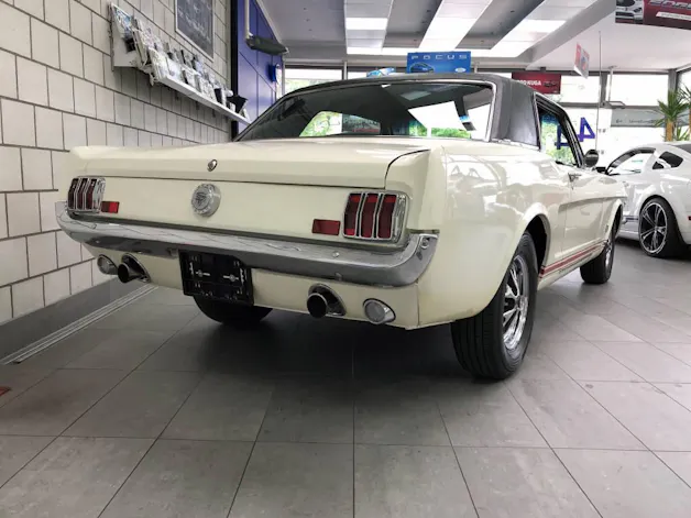 Ford MUSTANG V8