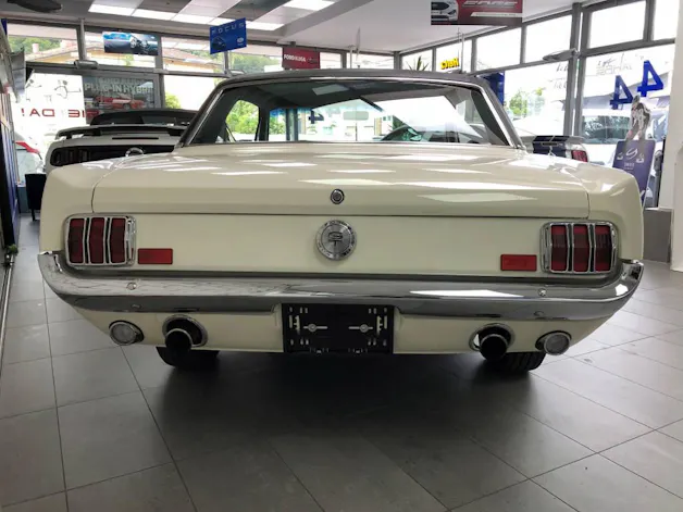 Ford MUSTANG V8