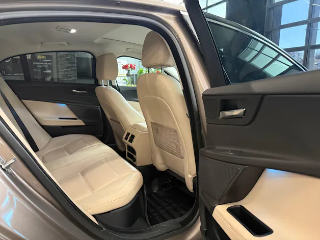 Jaguar XE 20d Prestige Automat