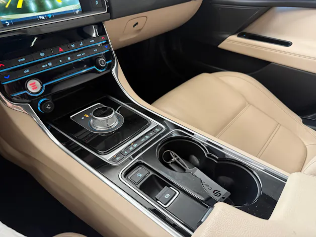 Jaguar XE 20d Prestige Automat