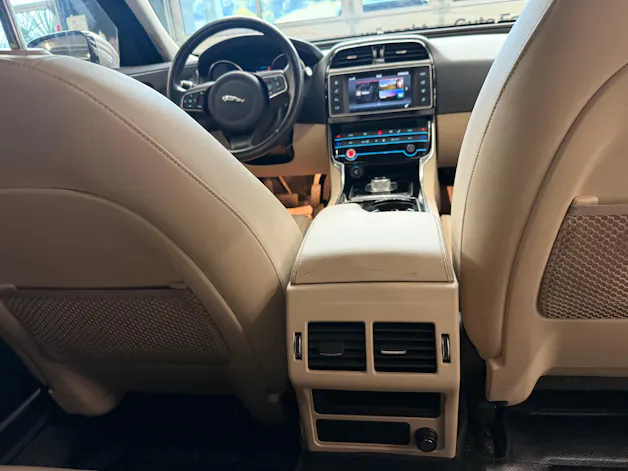 Jaguar XE 20d Prestige Automat