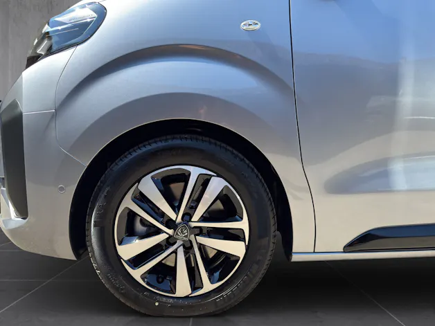 Peugeot Traveller Standard 2.2 BlueHDi 180  Family Edition S/S