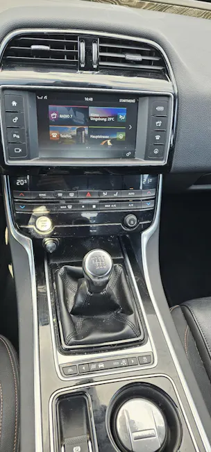Jaguar XE 2.0 D 180 Prestige