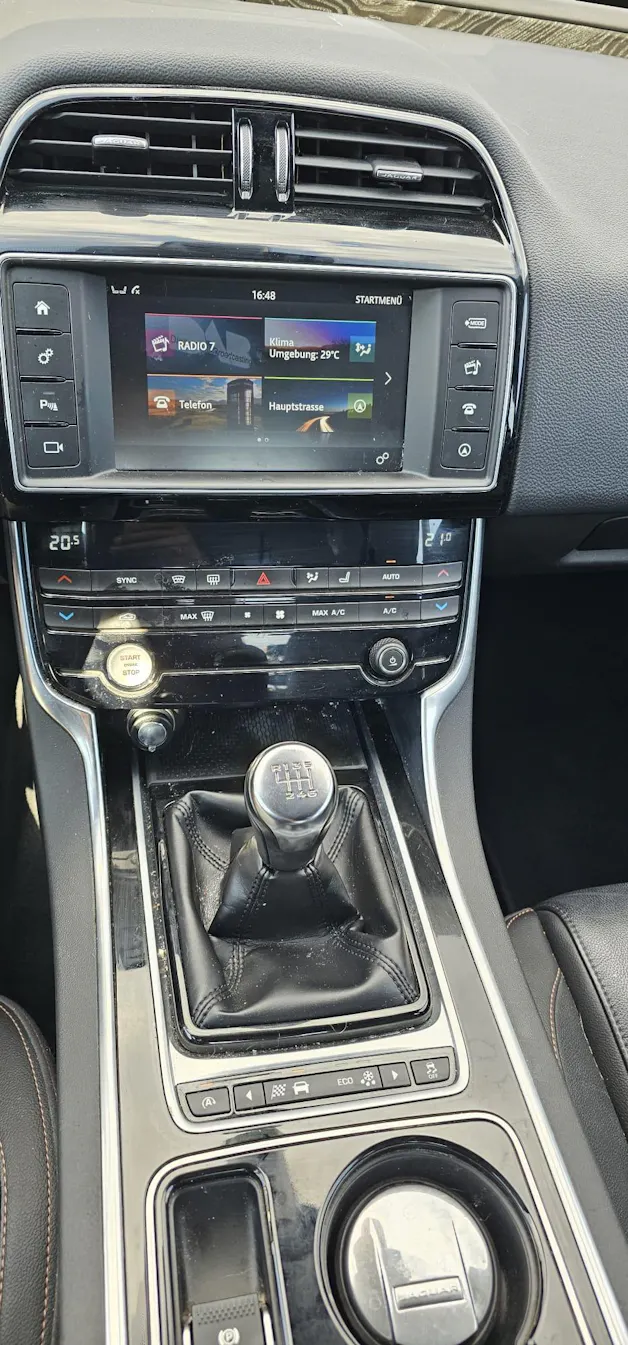 Jaguar XE 2.0 D 180 Prestige