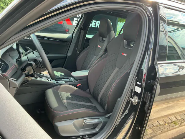 Škoda Octavia Combi 2.0 TSI 265 PS RS ***PANORAMASCHIEBEDACH, ANHÄNGERKUPPLUNG & STANDHEIZUNG***
