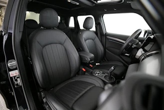 https://vehicle.imgix.net/4434139/15552e8c-8448-41f2-9a44-5c600ec4c115.jpg