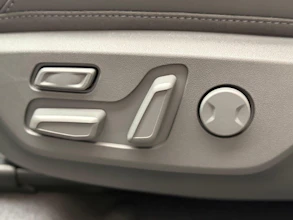 https://vehicle.imgix.net/4434465/c8b52b9f-ef5e-4e92-940b-7ea87899688c.jpeg