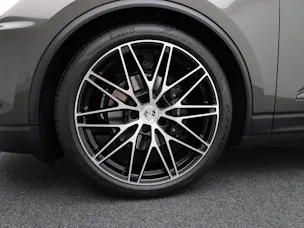 PORSCHE Macan 4