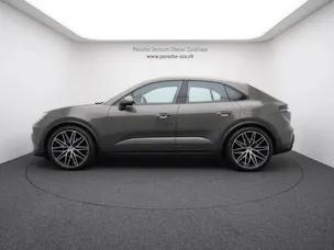 PORSCHE Macan 4