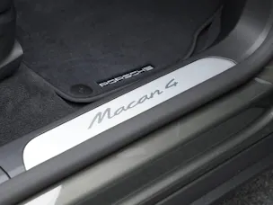 PORSCHE Macan 4
