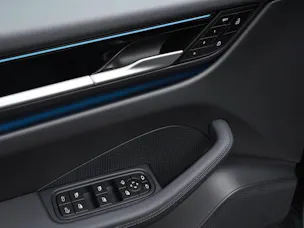 PORSCHE Macan 4