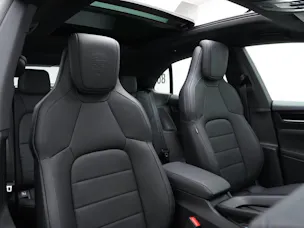 PORSCHE Macan 4