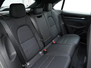 PORSCHE Macan 4