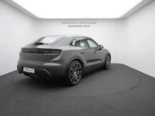 PORSCHE Macan 4