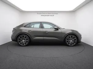 PORSCHE Macan 4
