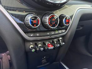 https://vehicle.imgix.net/4435708/a6d0a191-591e-4649-ae38-9aa15c806cf2.jpg