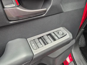 https://vehicle.imgix.net/4435833/022e8d88-aa07-4c58-b508-af821ce3aa04.jpg