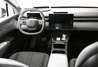https://vehicle.imgix.net/4435883/c4b0421e-519e-4af6-843c-e78aa17bcea5.jpg