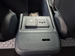 https://vehicle.imgix.net/4435906/d8896fb1-a0b3-4315-b250-a7116742f235.jpg