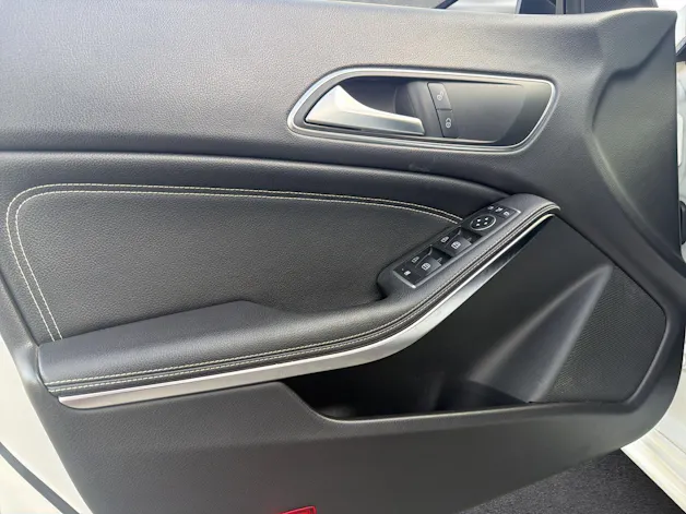MERCEDES-BENZ CLA 200 Urban Shooting Brake (CH)