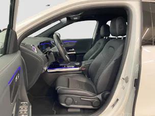 MERCEDES-BENZ EQA 300 Swiss Star 4MATIC