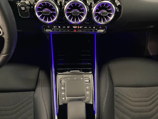 Mercedes-Benz EQA 300 Swiss Star 4MATIC