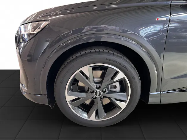 Audi Q4 e-tron SUV quattro performance Swiss Ski