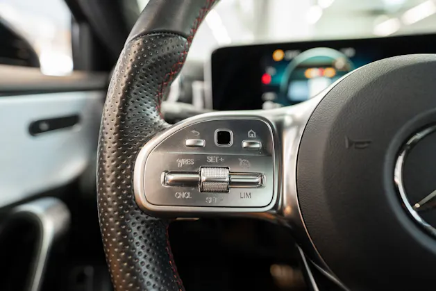 MERCEDES-BENZ A 200 AMG Line Limousine / Navi / Rückfahrkamera