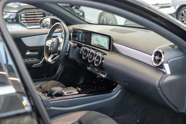MERCEDES-BENZ A 200 AMG Line Limousine / Navi / Rückfahrkamera