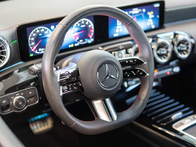 MERCEDES-BENZ CLA 200 AMG Line / Rückfahrkamera / Ambientebeleuchtung / Navi