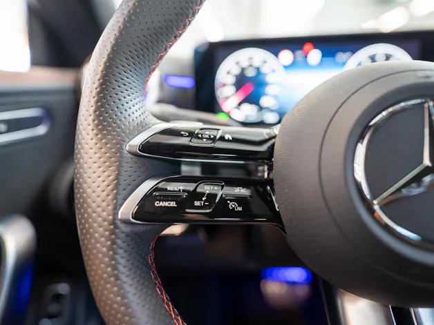 MERCEDES-BENZ CLA 200 AMG Line / Rückfahrkamera / Ambientebeleuchtung / Navi
